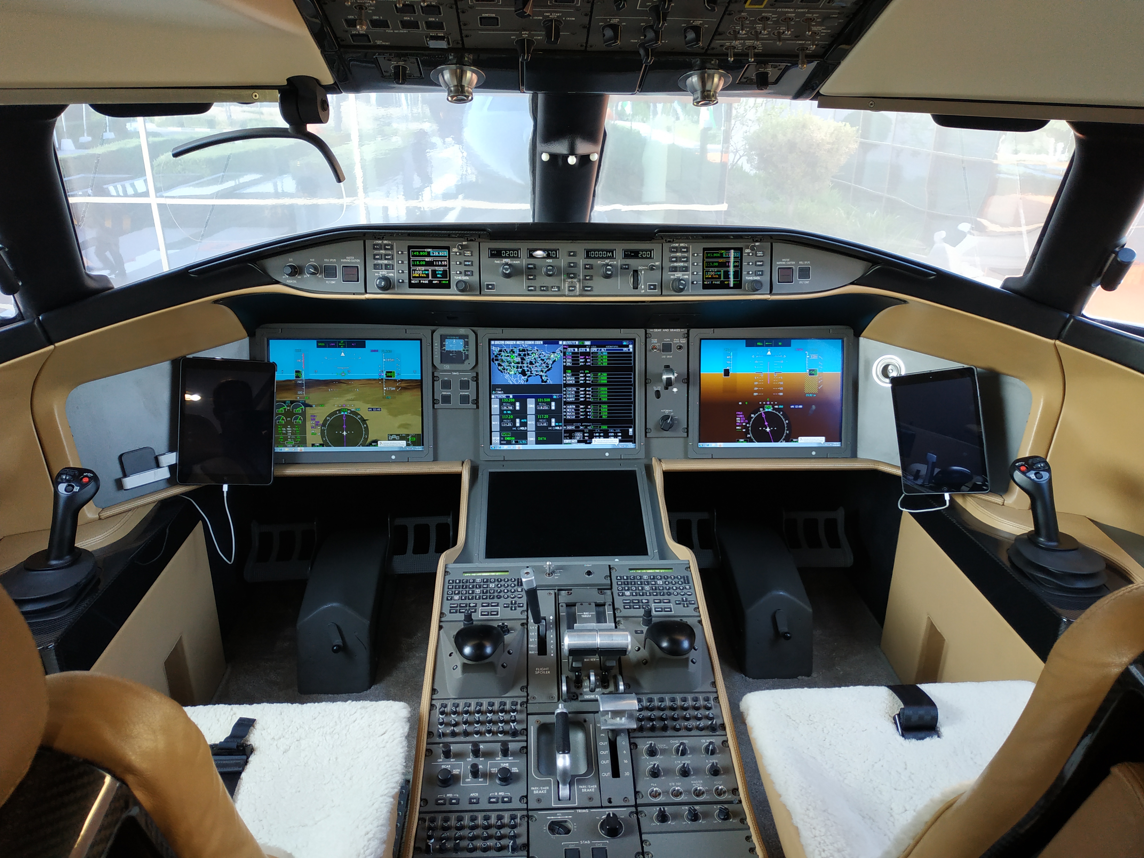 Внутри кабины пилота бизнес-джета