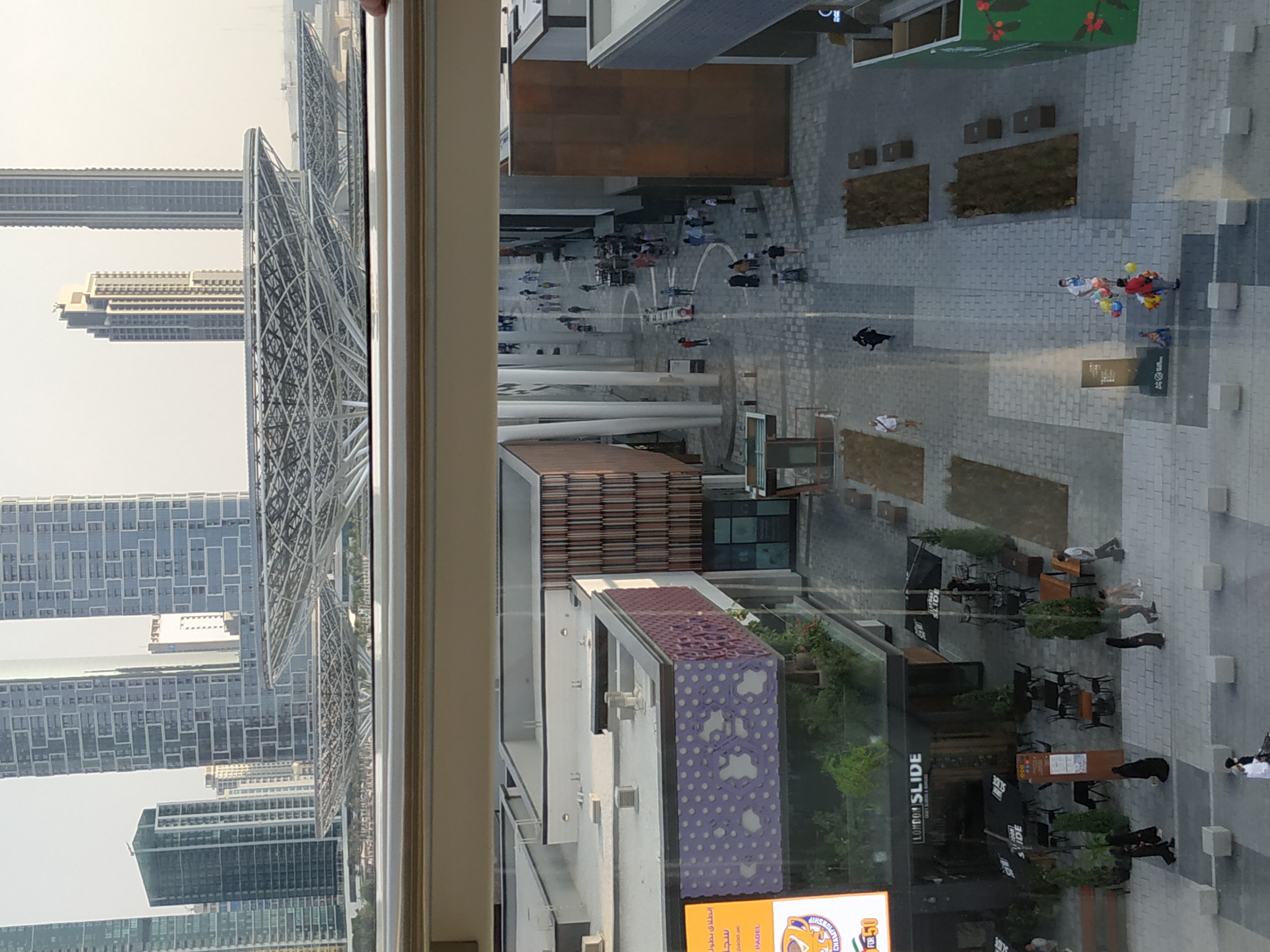 На Дубайских изогнутых улицах