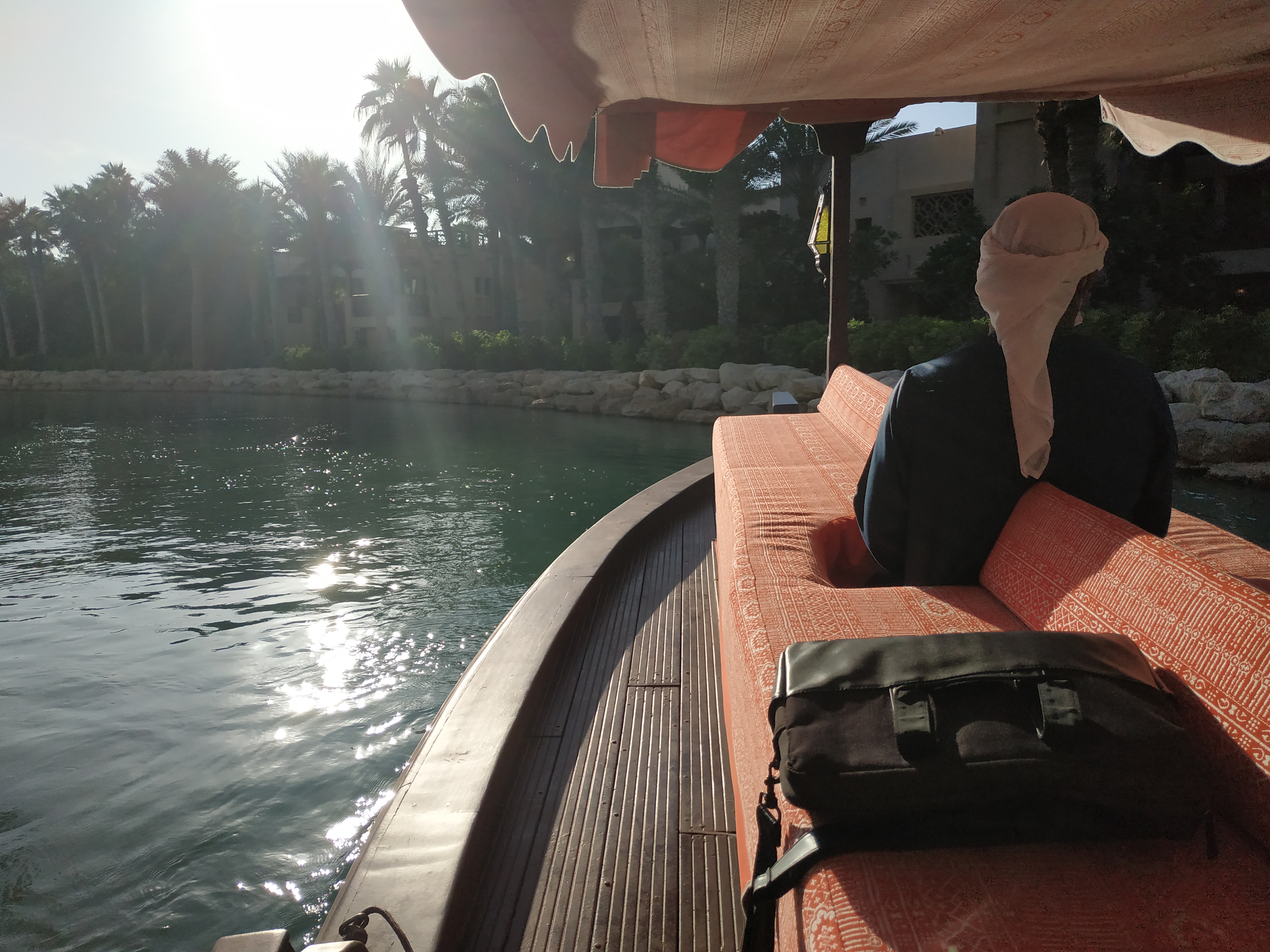 На лодочке по воде отеля Джум Эир