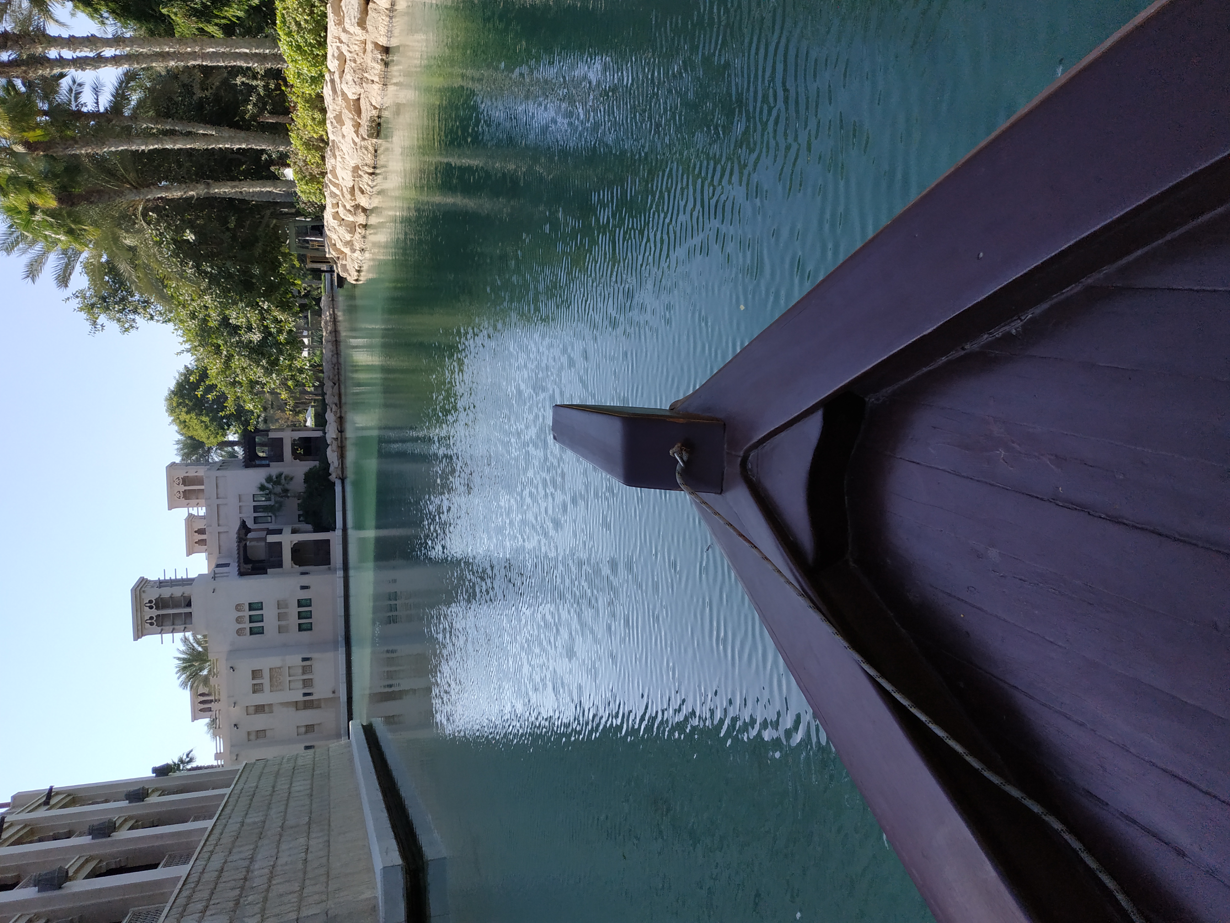 В лодочке по отелю Джум Эир в Эмиратах