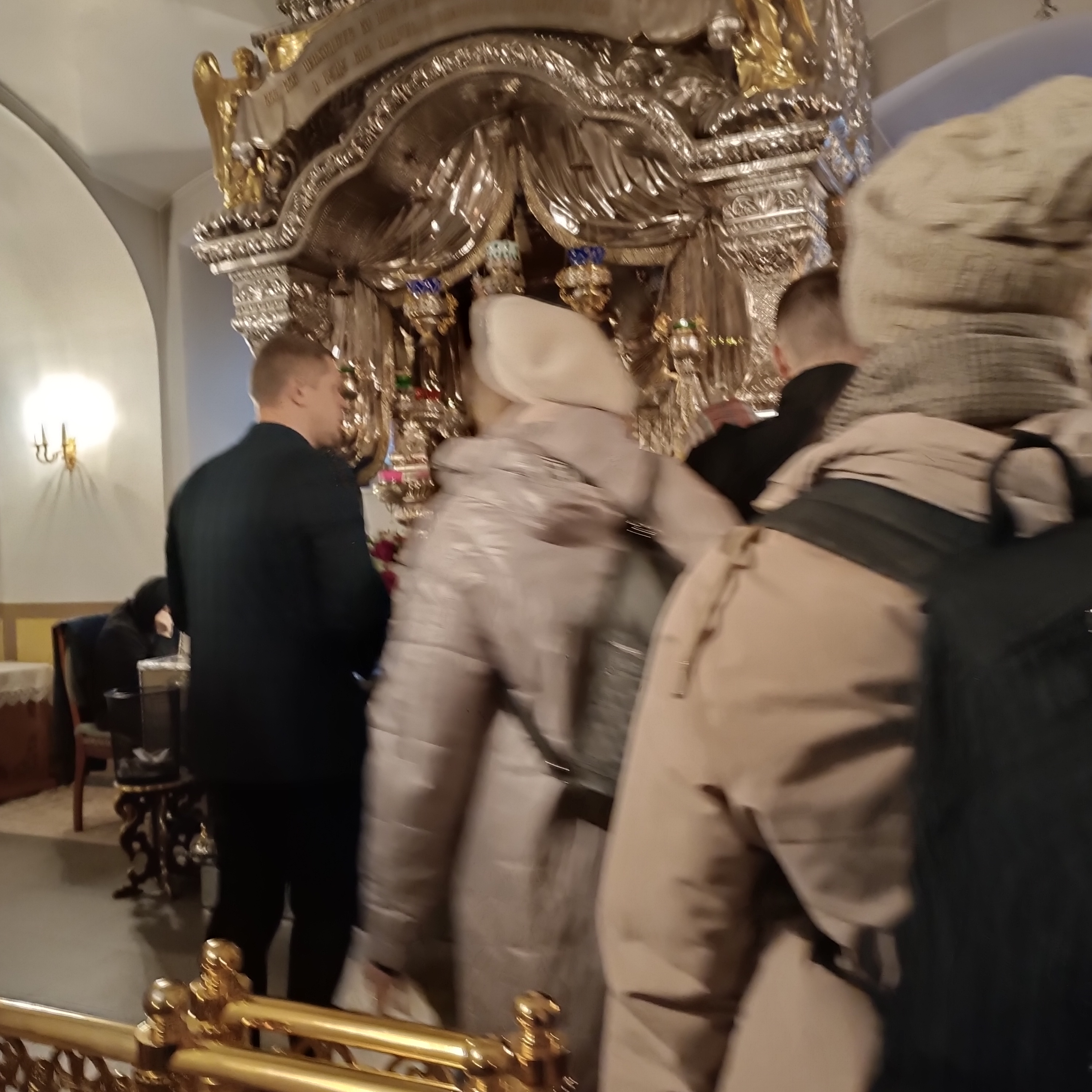 Очередь к мощам Святой Матроны Московской в Покровском монастыре в Мос