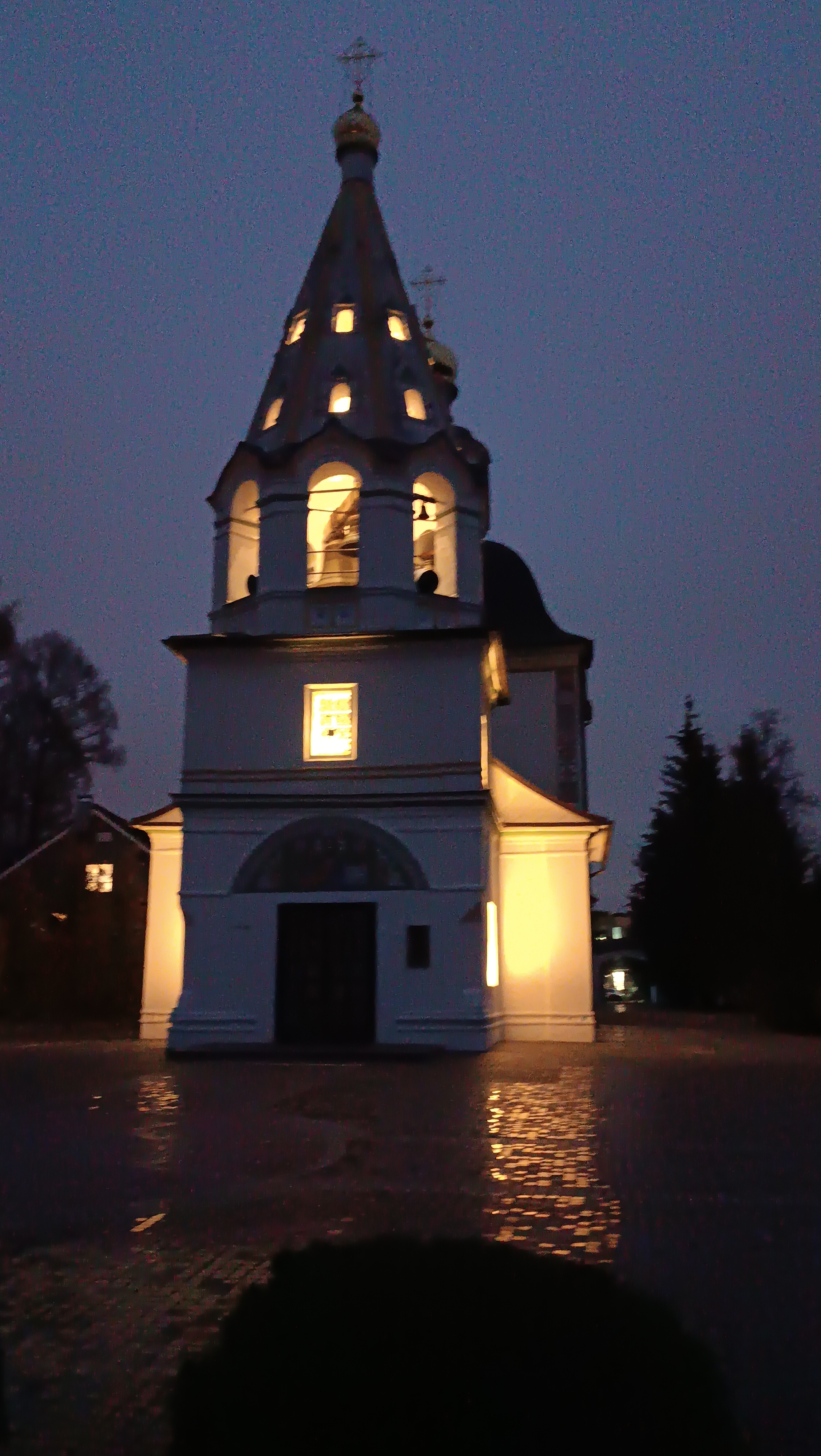Подмосковная церквушка в Успенском вечером