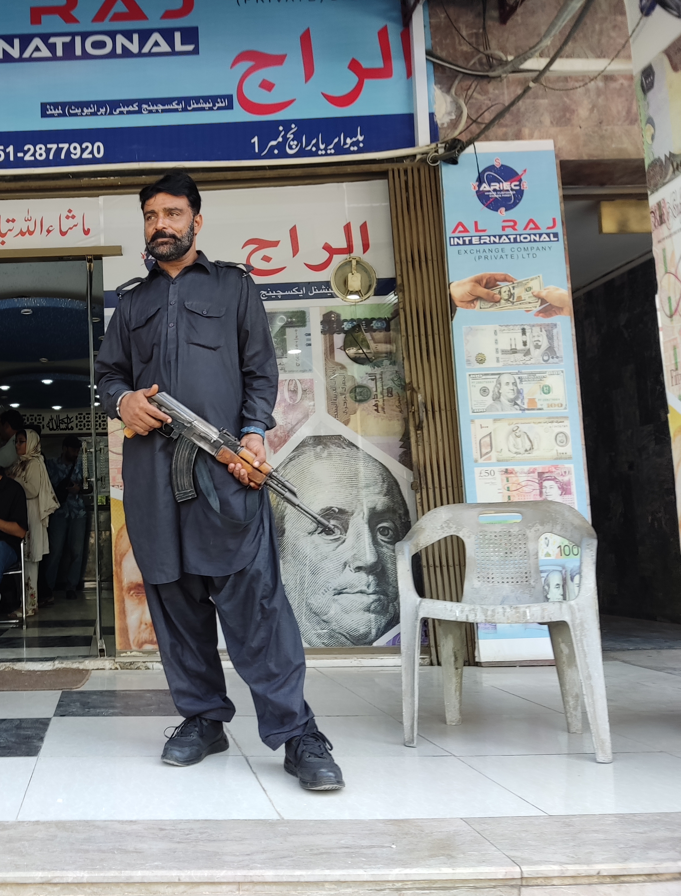 Охранник с автоматом Калашникова у магазина в Пакистане обычное дело