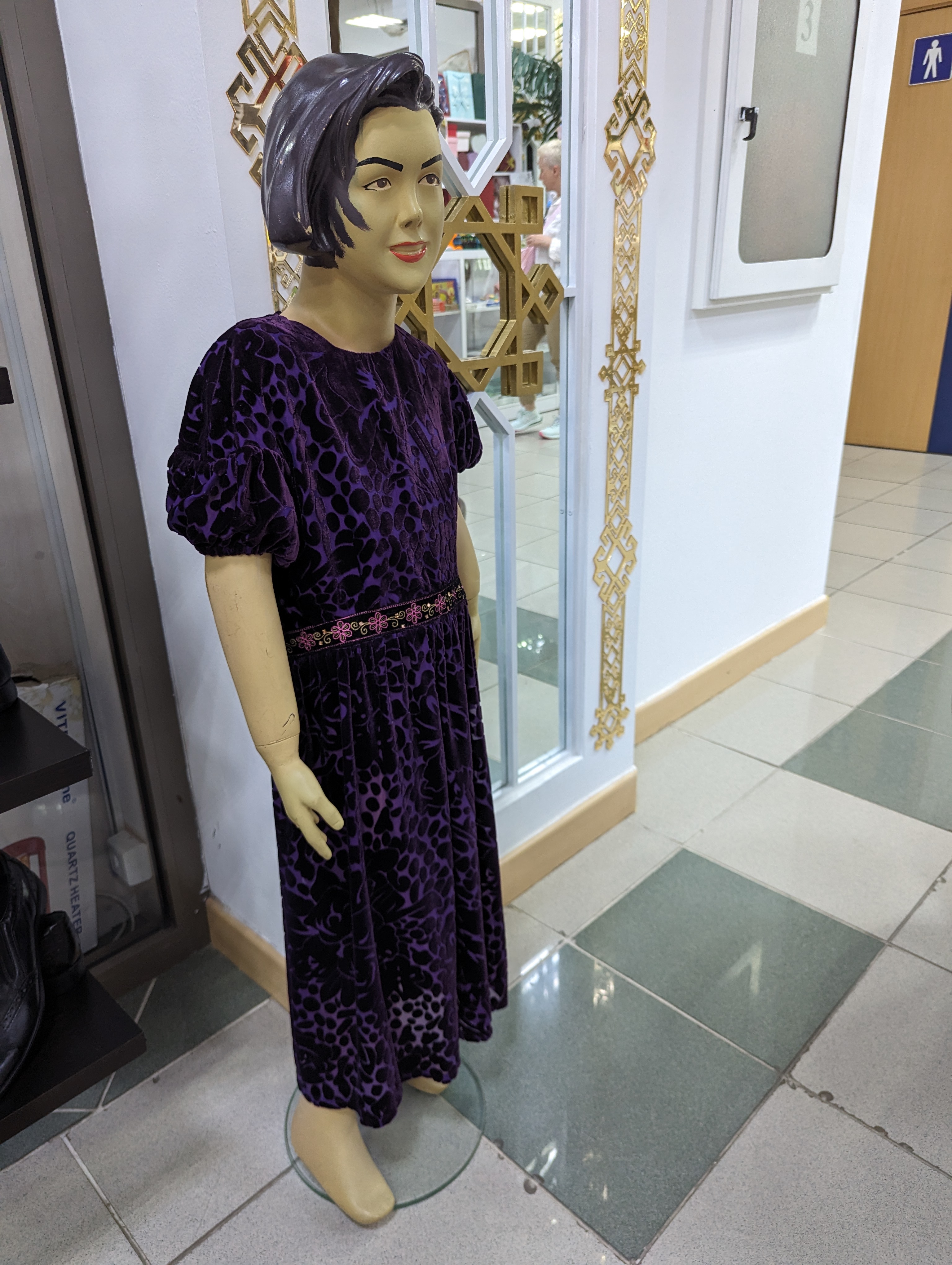 Страшненький манекен девочки