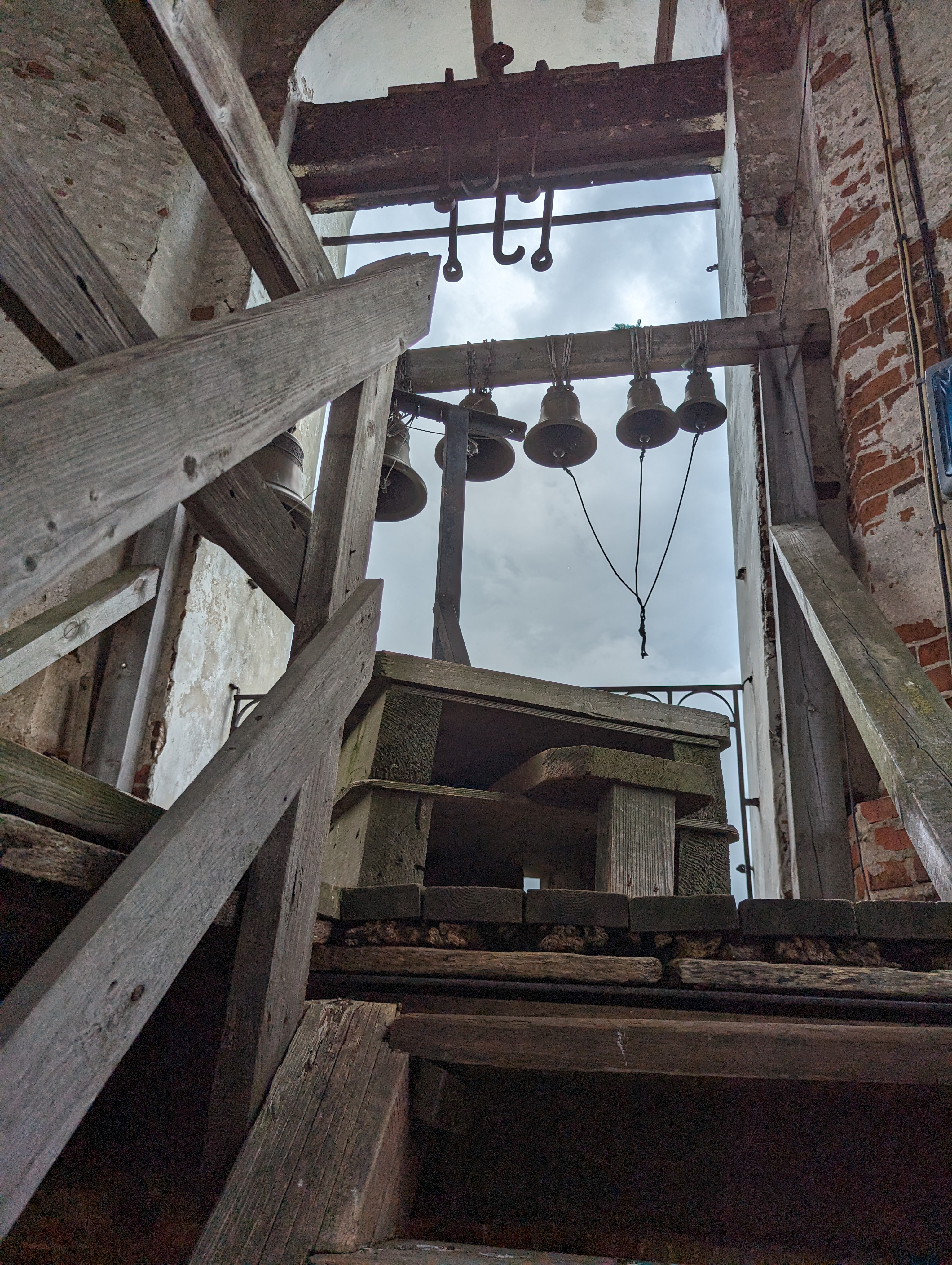 Звонари ждут начала для вечернего звона