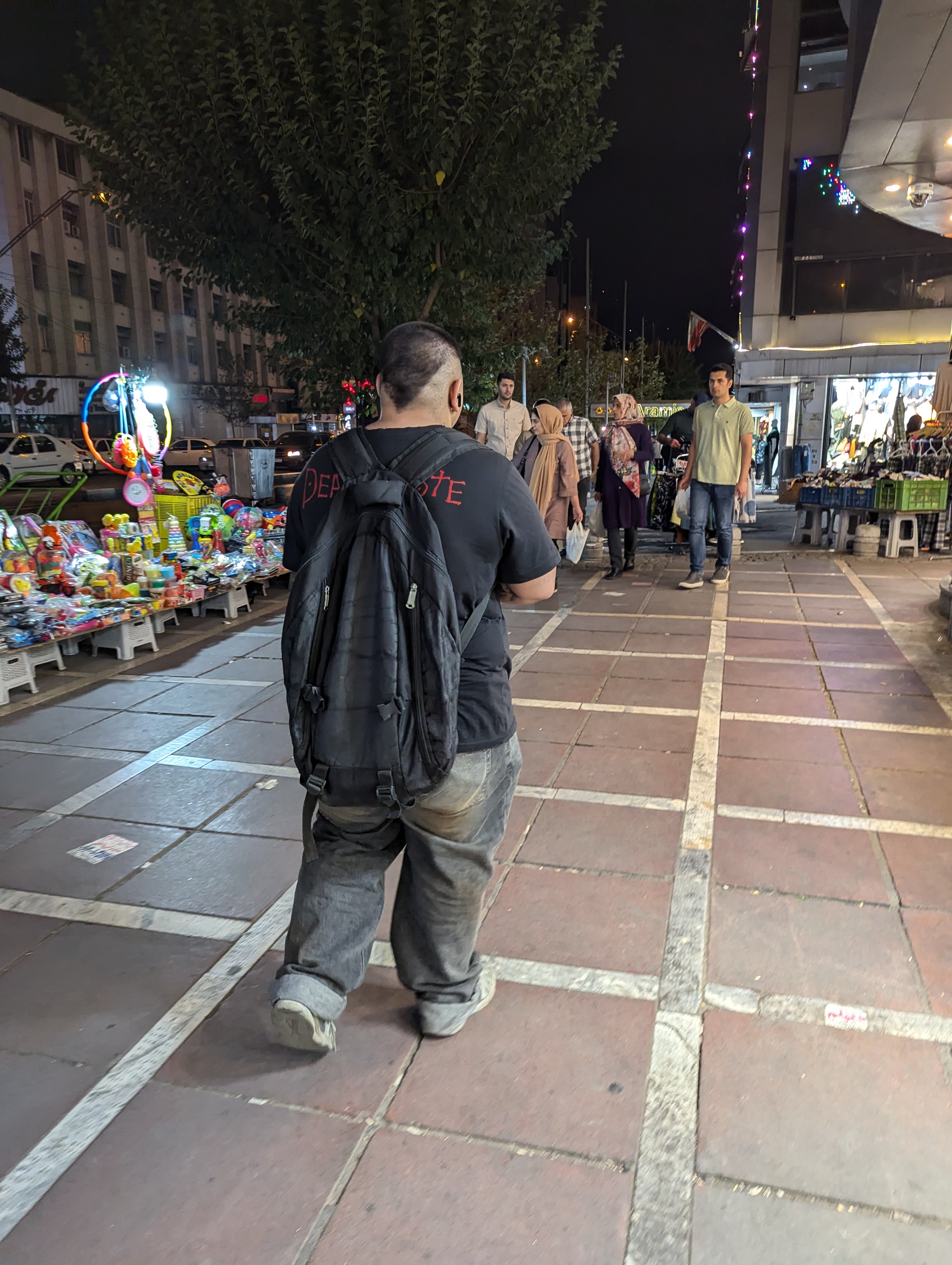 Молодежь на улице Тегерана