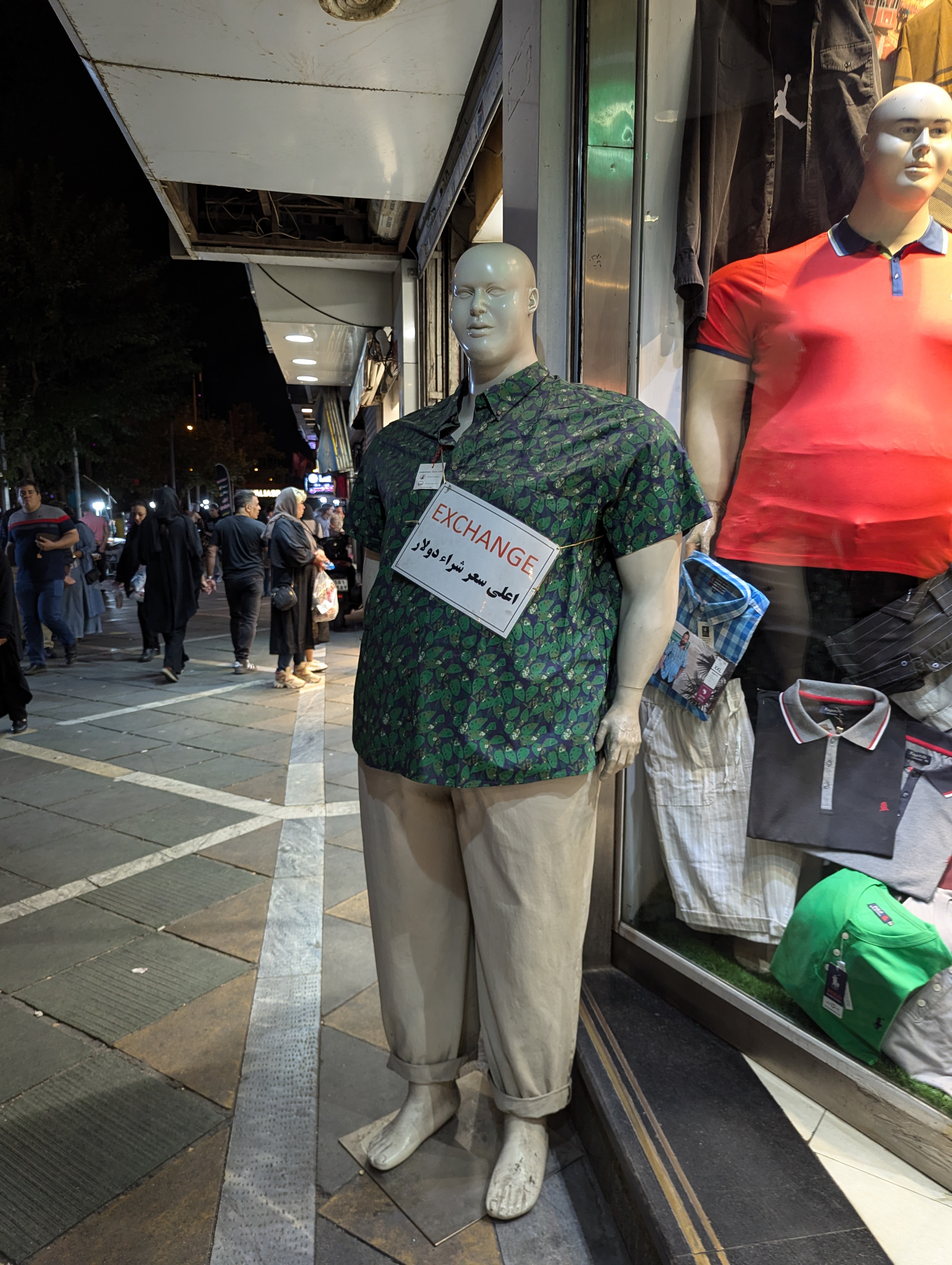 Манекен у магазина одежды в Тегеране