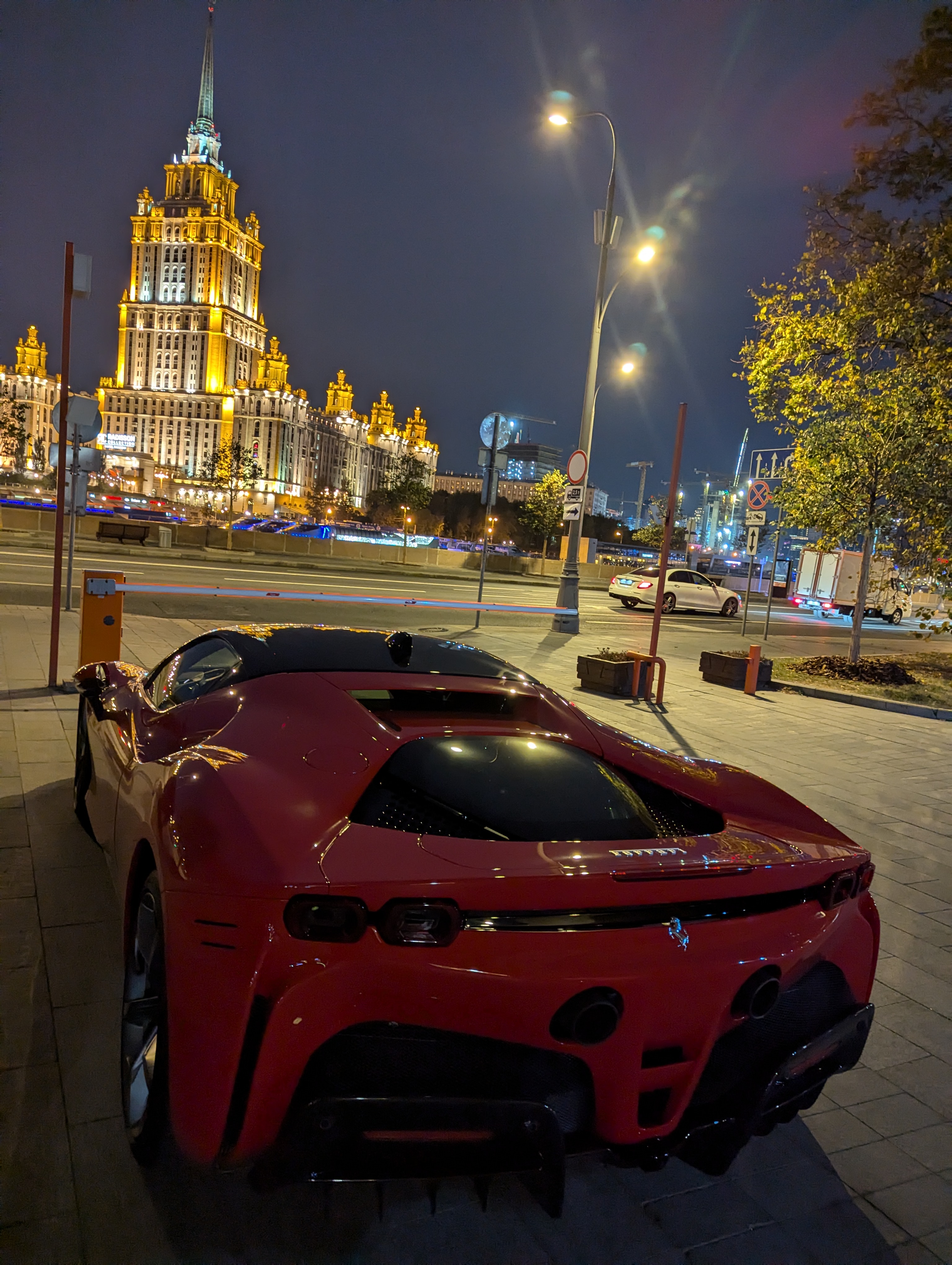 Феррари в Москве напротив гостиницы Украина