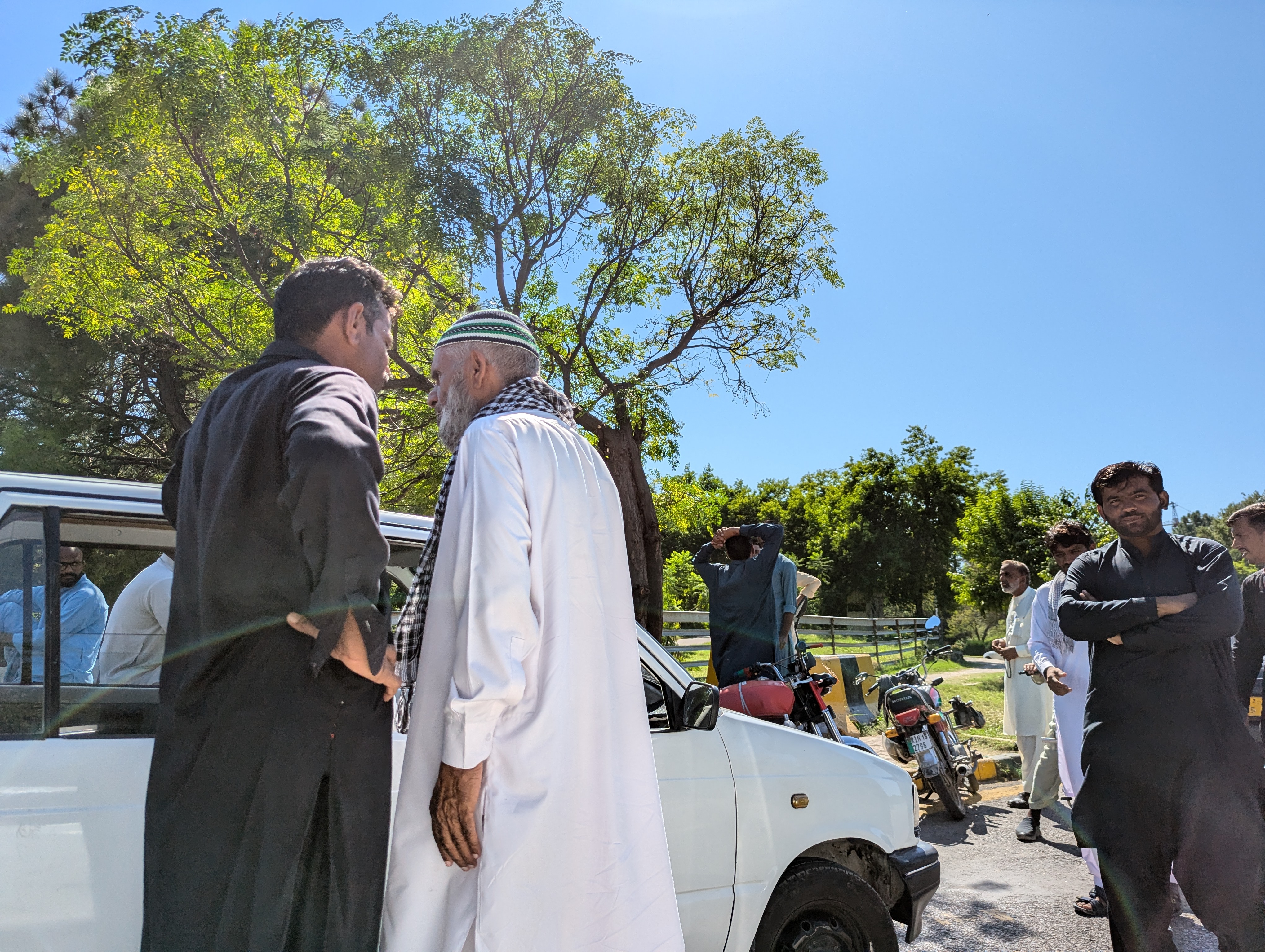 Разговор перед походом в центральную мечеть Пакистана